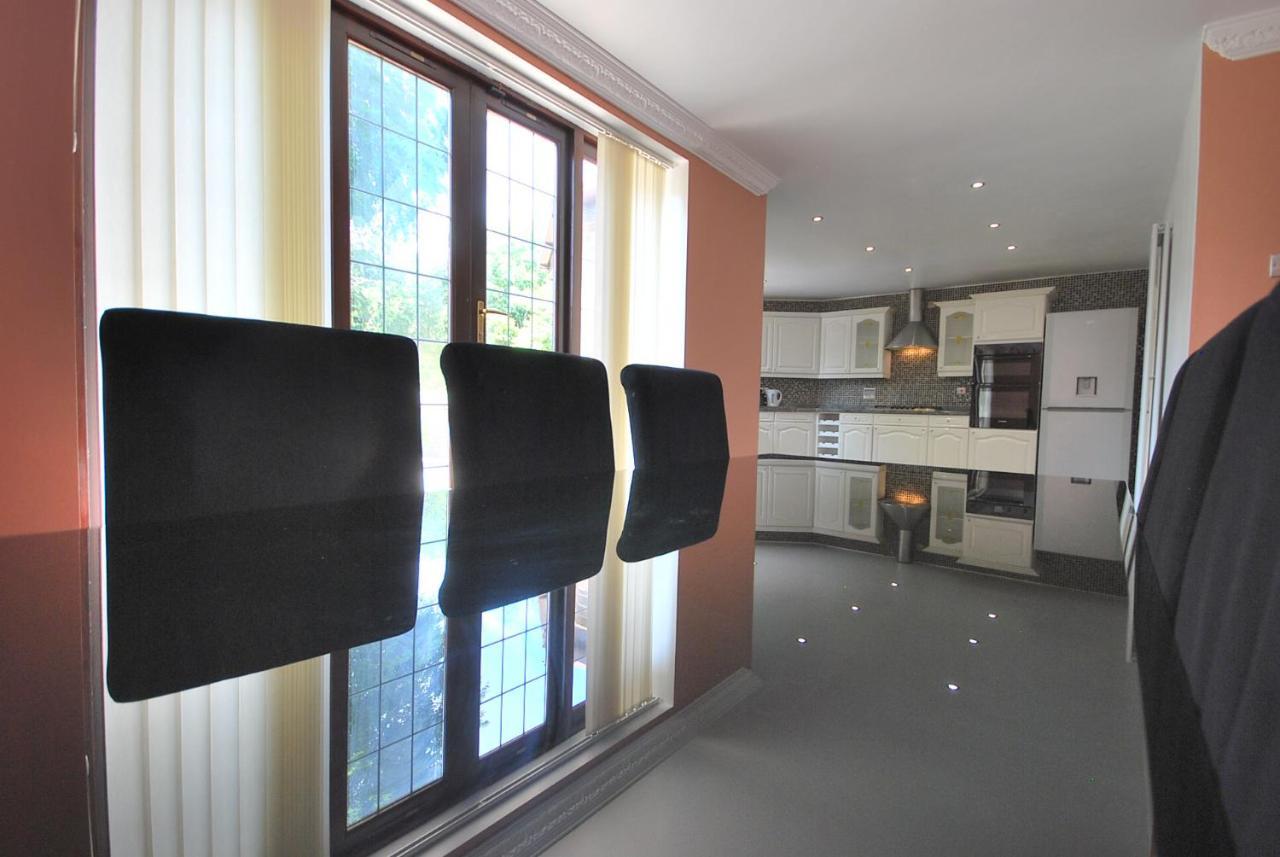Lostock Entire And Exclusive Four Bed Detached Villa المظهر الخارجي الصورة