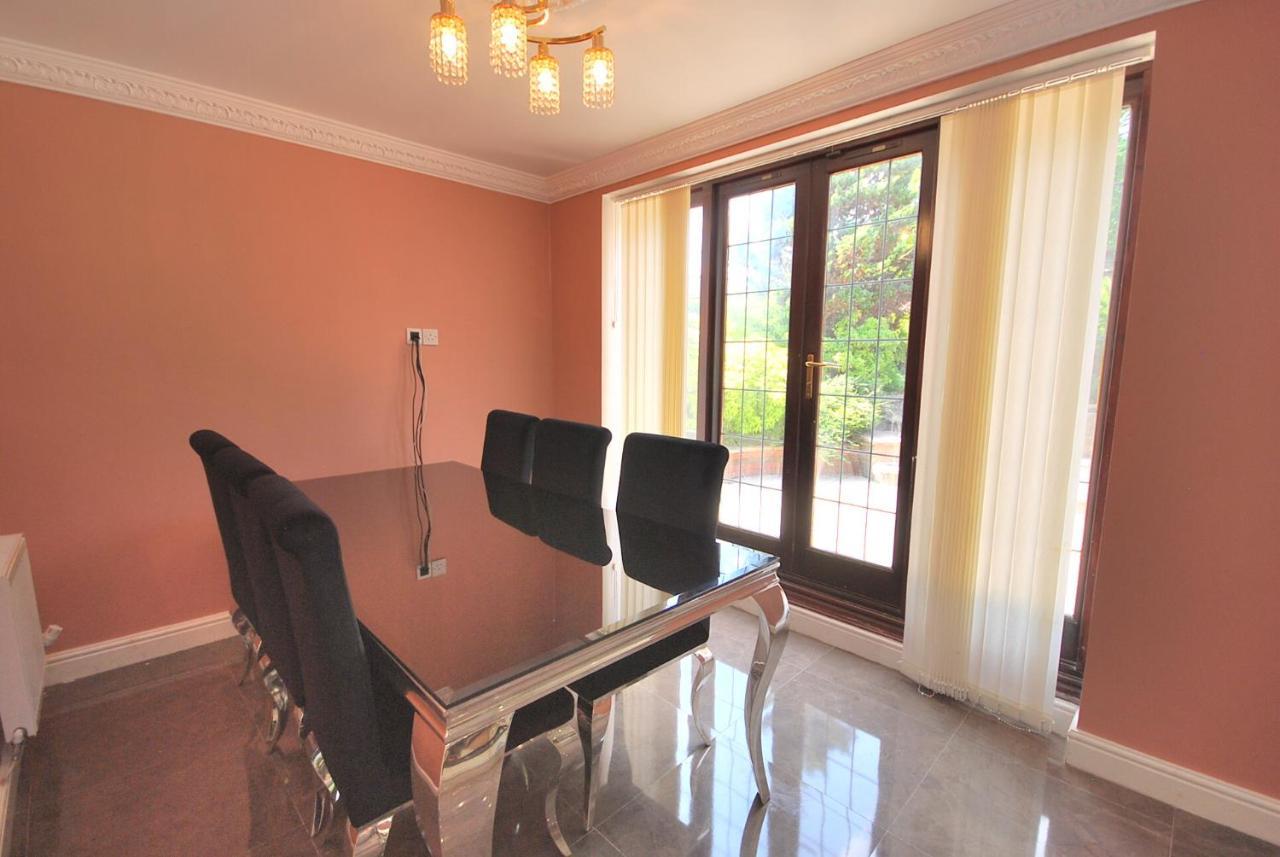 Lostock Entire And Exclusive Four Bed Detached Villa المظهر الخارجي الصورة